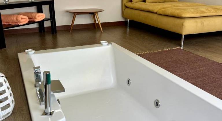 Vacation home with pool, jacuzzi & patio — photo 3