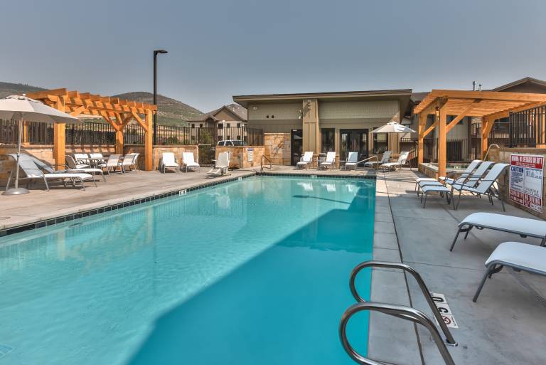 Family-friendly condo with pool, jacuzzi & grill | Mountain view | Next to the ski | Pets allowed — photo 2