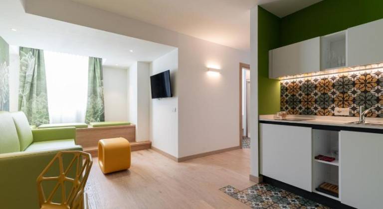 Rental apartment with yard & patio — photo 3