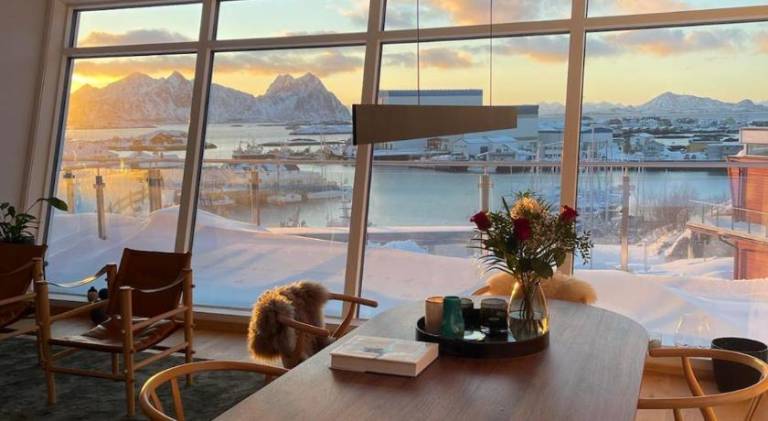 Seaview and private roof top terrace with jacuzzi in Lofoten in Vaga