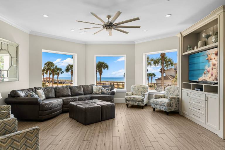 Vacation home with terrace, yard & barbeque | Water view — photo 4