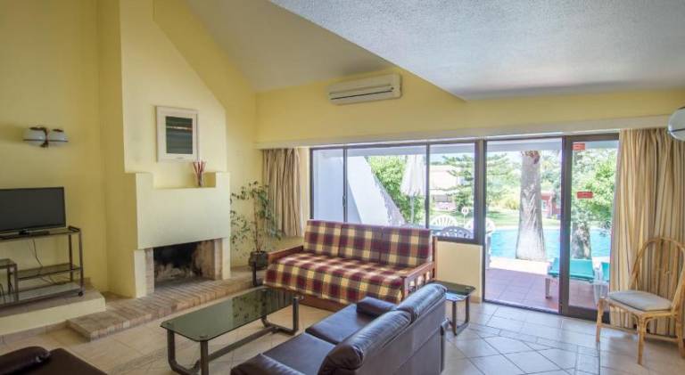 Serviced apartment with terrace, pool & garden | Pets are welcome — photo 2