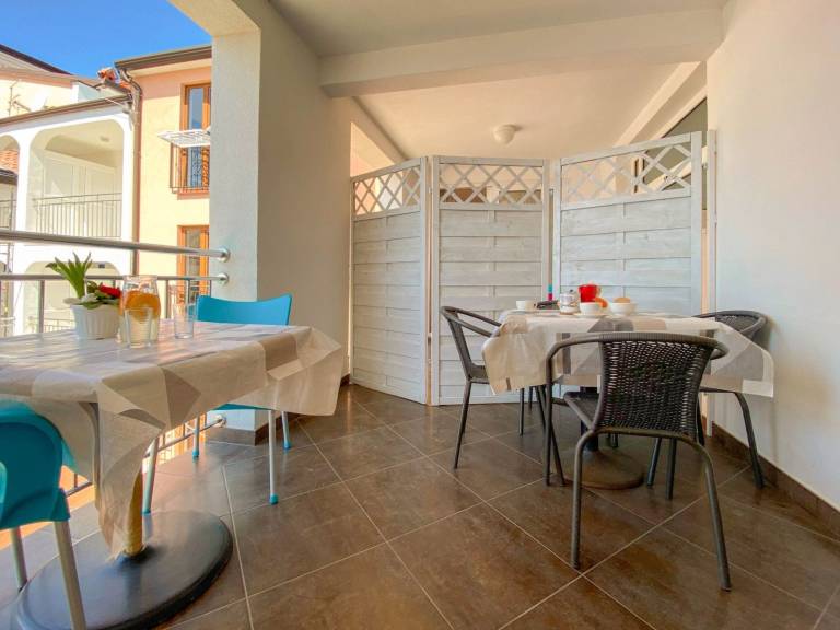 Apartment with 2 rooms for 4 persons in Novigrad