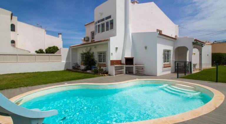 Fully equipped villa with patio, BBQ & private pool | Dogs allowed in Albufeira