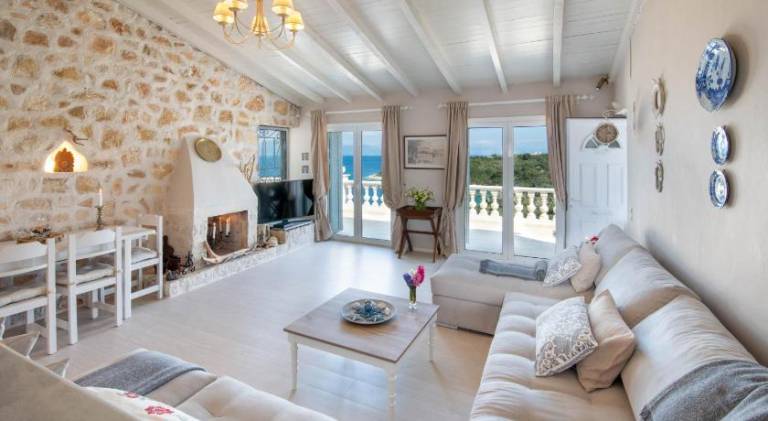 Villa with terrace, yard & private pool | Perfect for remote work — photo 2