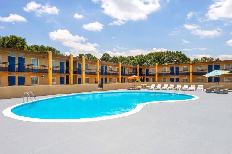Days Inn by Wyndham Shelby — photo 2