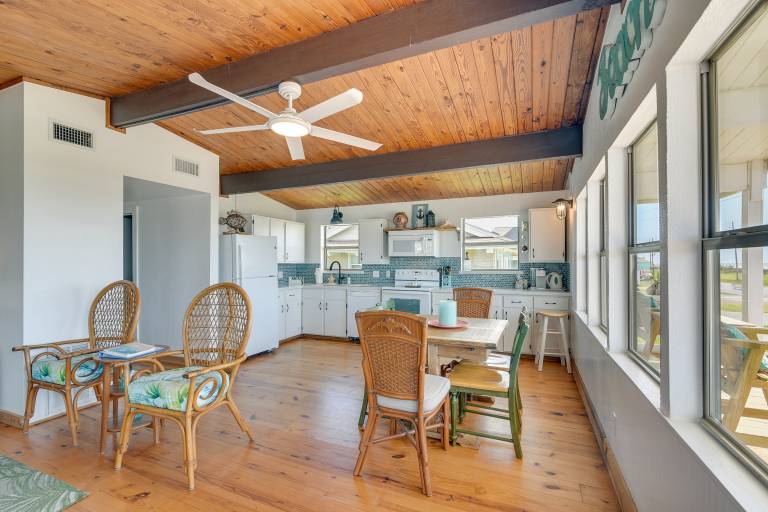 Gulf Coast Views! Coastal Winter Gem in Galveston — photo 3