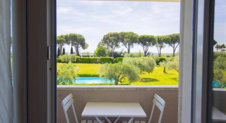 Apartment with pool — photo 4