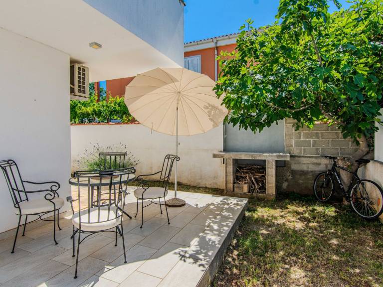 House with yard, terrace & barbecue | Nature view — photo 2