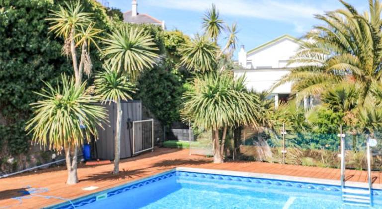 Vacation home with pool in Torquay
