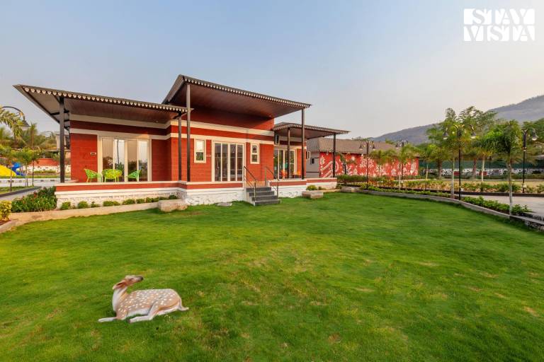 Villa with hot tub, yard & pool — photo 4