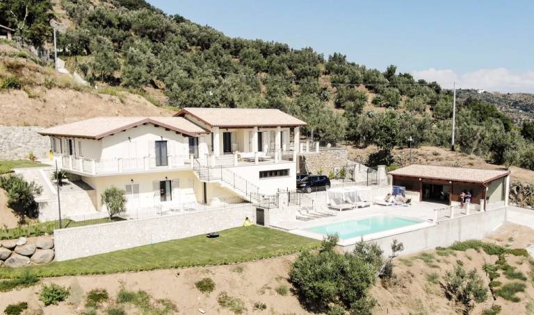Children-friendly nice villa with private pool, hot tub & garden | Panoramic view | Pets allowed — photo 2