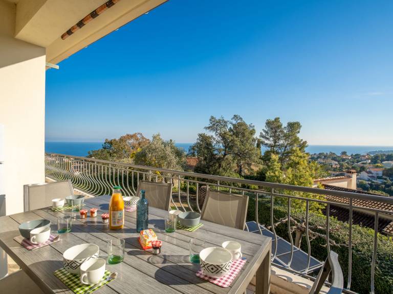 Vacation home with grill, private pool & yard | Sea view — photo 2