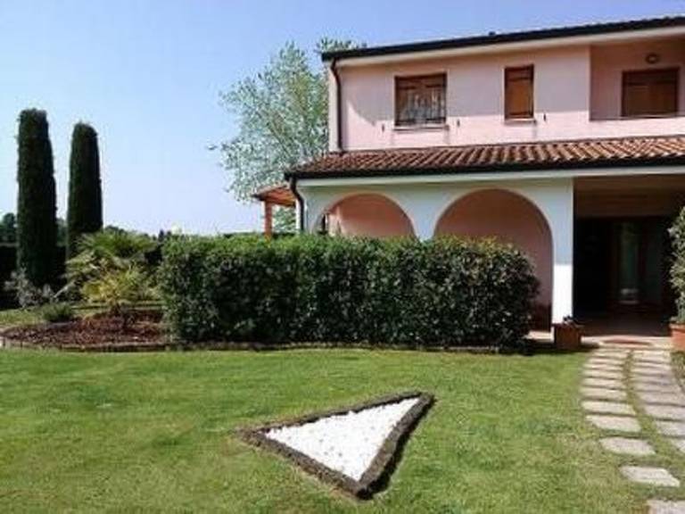 Apartment with yard, patio & barbecue | Nature view — photo 4