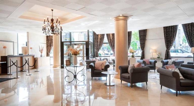 Serviced apartment with yard & patio | Pet-friendly — photo 2