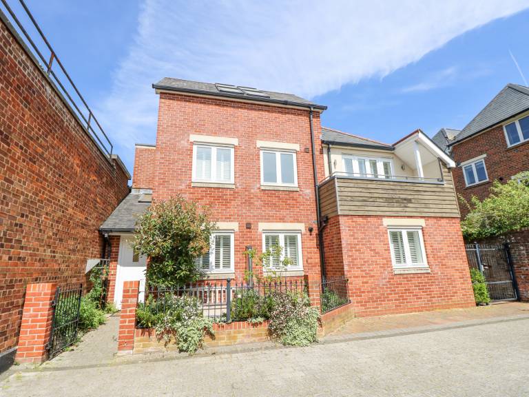 Children-friendly nice cottage with yard | Pets allowed in Lymington