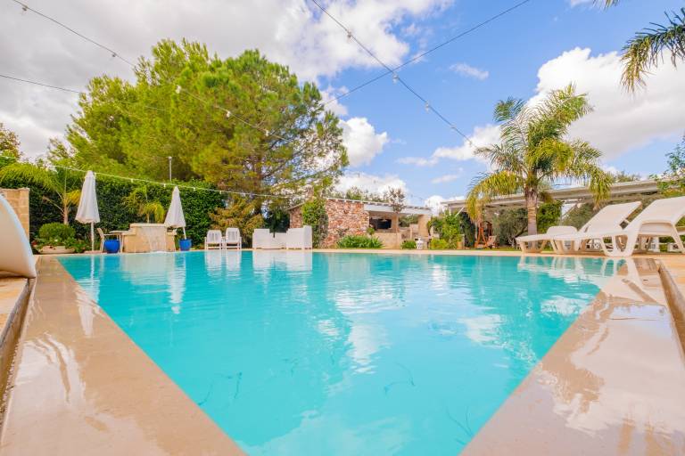 Villa with barbeque, private pool & yard | Garden view — photo 2