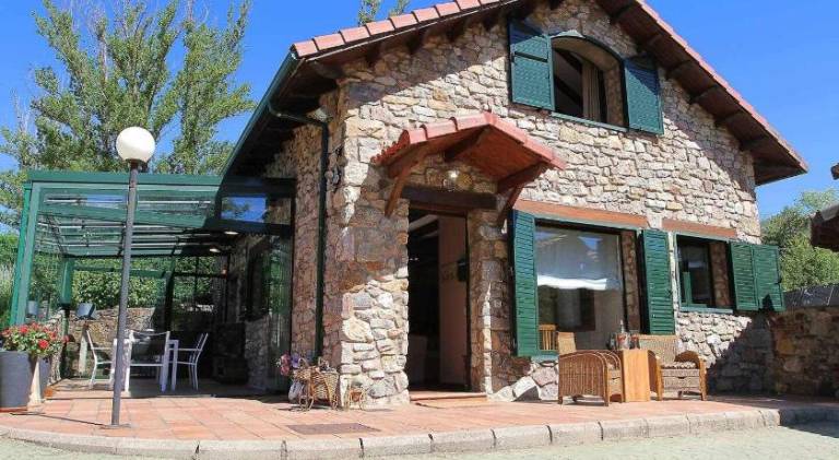 Fully equipped farm with patio, yard & private pool | Pets allowed in León