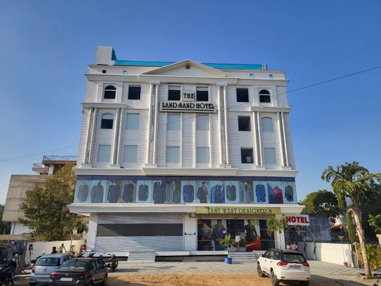 THE LAND SAND HOTEL