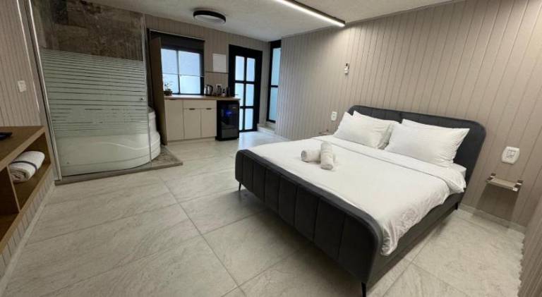 Lodge with jacuzzi — photo 2