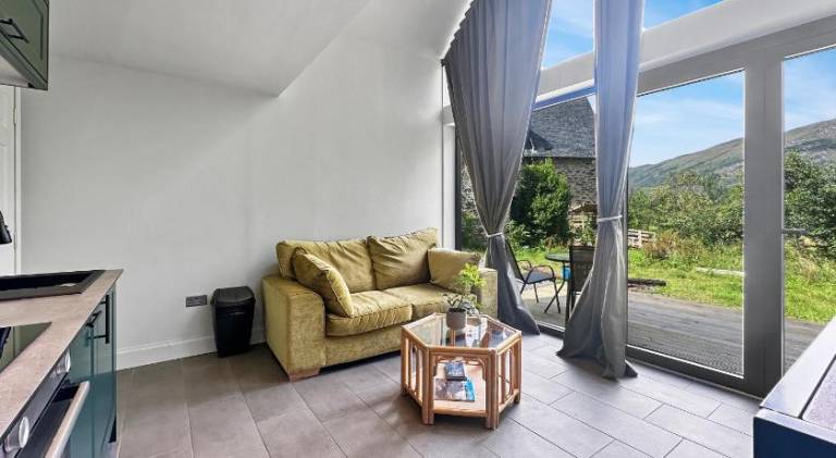 Chalet with jacuzzi & yard — photo 2