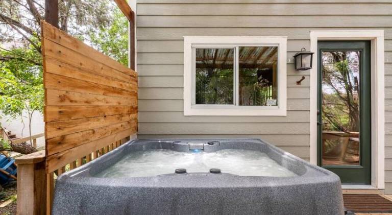 Beautiful vacation home with jacuzzi | Dogs allowed — photo 3