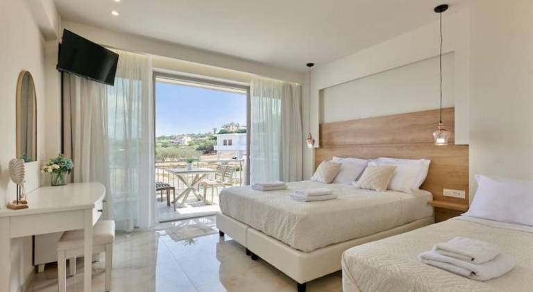 New cozy apartments in Crete Coast with pool and dining area — photo 2