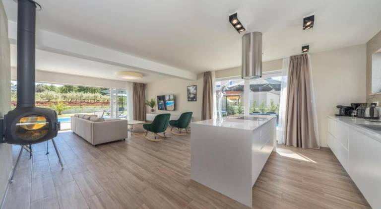 Villa with pool & hot tub — photo 4