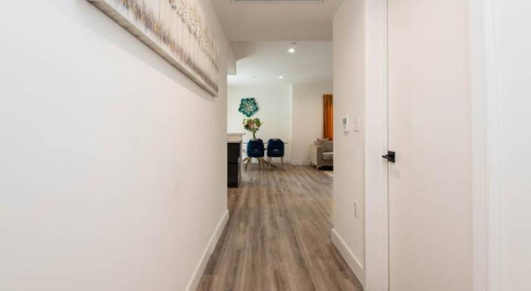 Serviced apartment with yard, patio & grill | Dogs allowed — photo 4