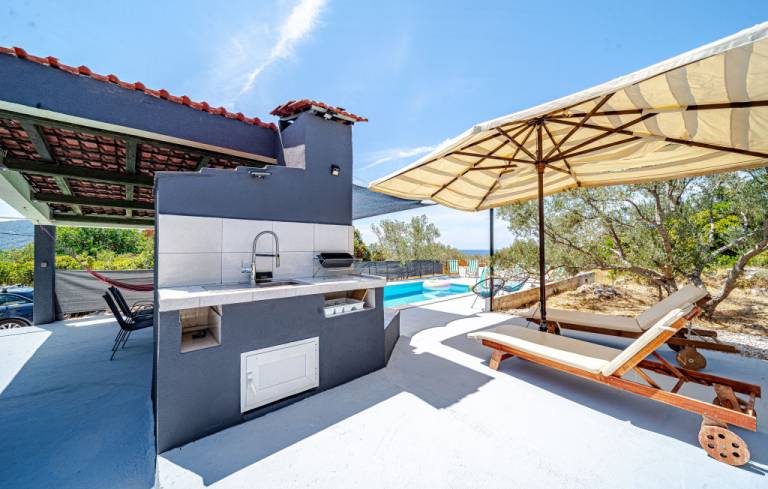 Villa with private pool, yard & BBQ — photo 3