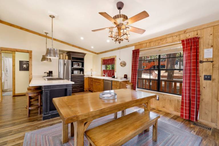 Family-friendly cabin with hot tub & barbecue | Mountain view | Pets are welcome — photo 3