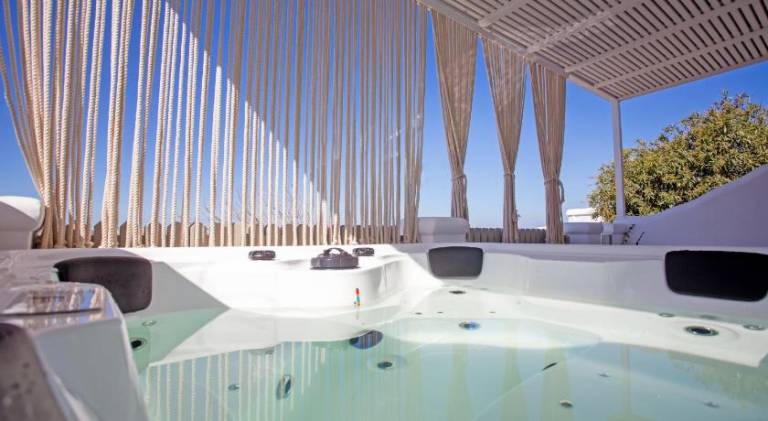 Vacation home with patio & hot tub — photo 4