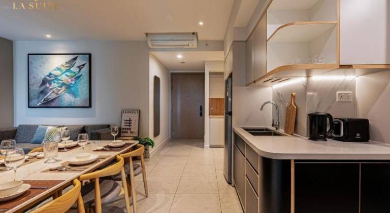 Serviced apartment with terrace, pool & yard — photo 4