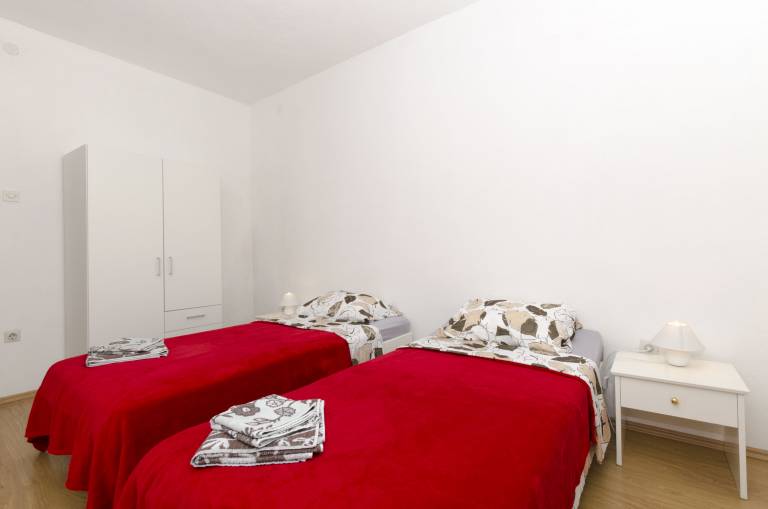 Holiday apartment with terrace | Garden view — photo 4