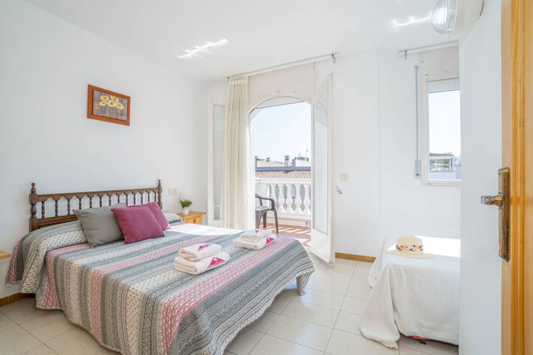 Holiday apartment with yard & terrace — photo 4