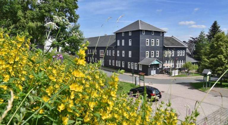 Nice apartment with patio & barbecue | Perfect for remote work | Pet-friendly in Suhl