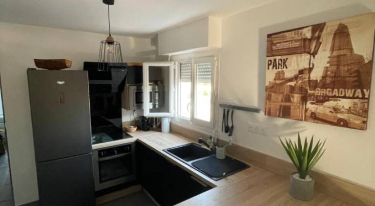 Agreable T2 traversant RDC avec terrasse - balcon - Parking 2 places - Clim portative — photo 4