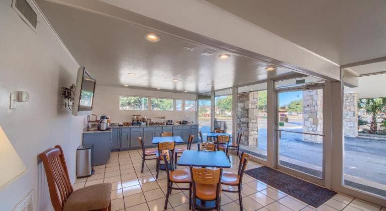 Americas Best Value Inn Uvalde — photo 4