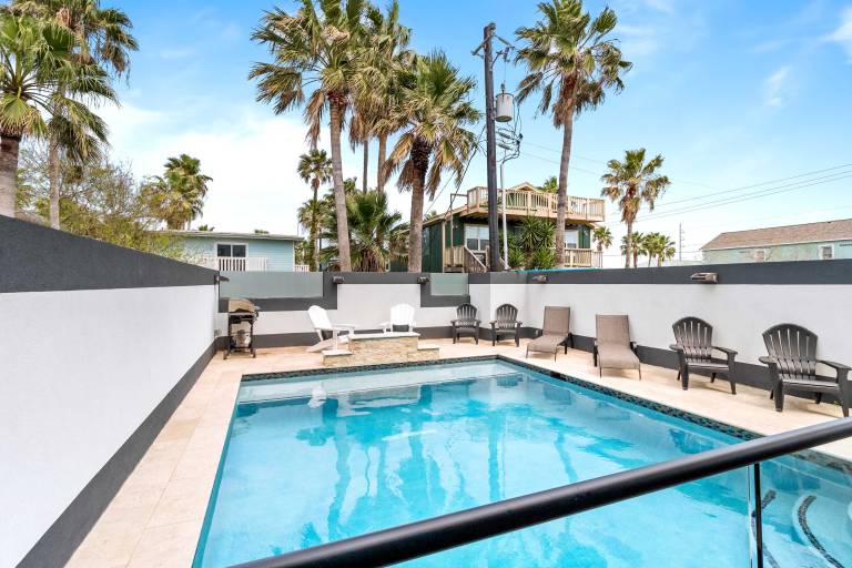 Vacation home with yard, barbecue & private pool | Water view | Suitable for remote work — photo 5