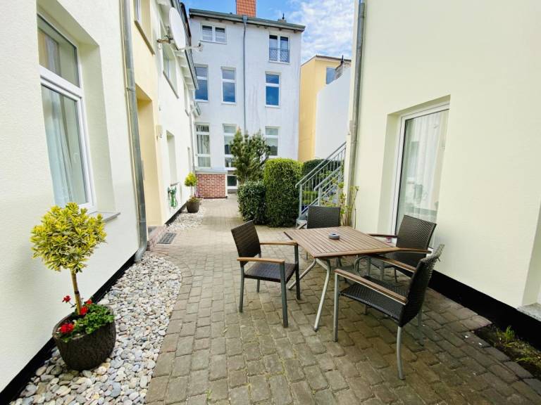 Apartment with yard — photo 2