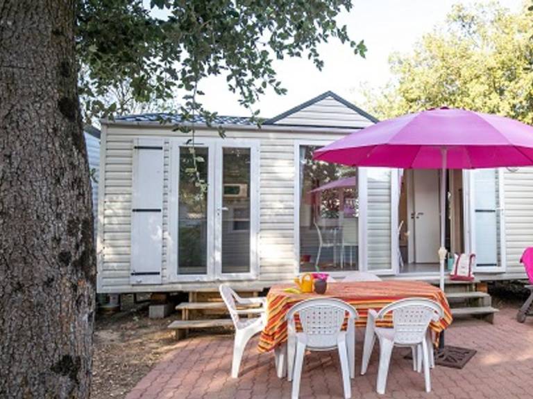 Family-oriented mobile home with patio & heated pool | Pets allowed — photo 4
