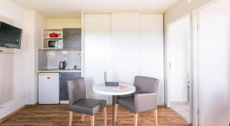 Serviced apartment with patio & garden | Pet-friendly — photo 5