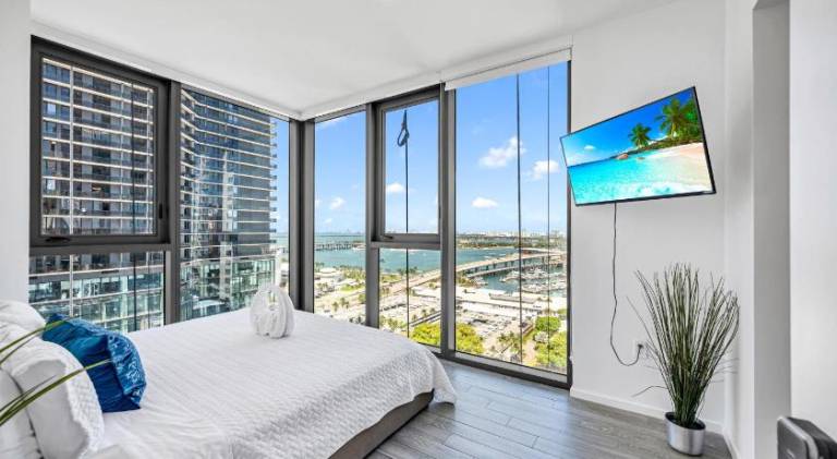 Holiday apartment with jacuzzi & pool | Near Bayside Marketplace | Pets allowed in Miami, FL