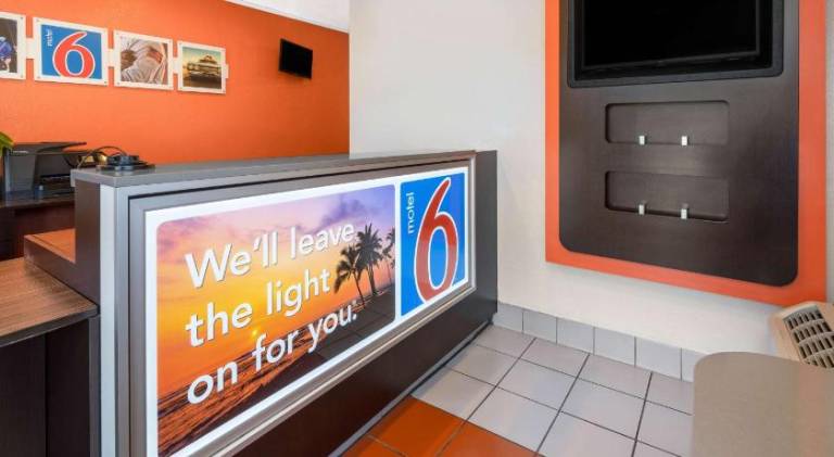 Motel 6 Santa Barbara, CA - State Street — photo 3