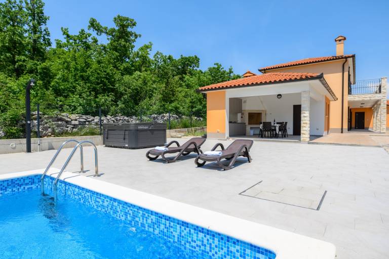 Villa with terrace, pool & barbecue — photo 4