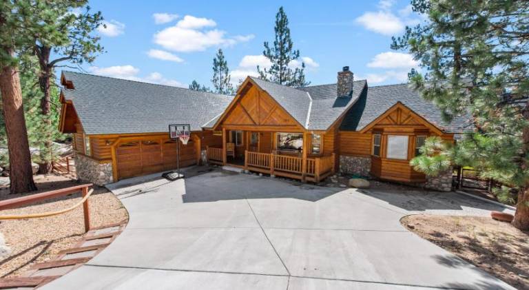 Kubo Del Sol - DREAM LOCATION WITH HOT TUB! Beautiful, light and bright log cabin! in Big Bear Lake, CA