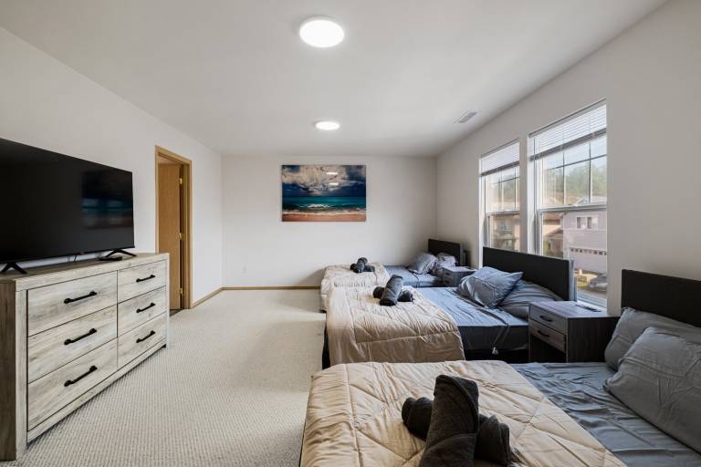 Vacation home with yard — photo 4