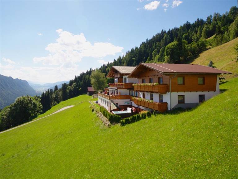 Family-friendly charming apartment with garden, grill & hot tub | Perfect for remote work | Pet-friendly — photo 2