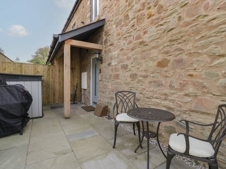 Cottage with garden — photo 2