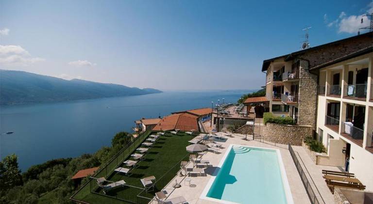Serviced apartment with pool, patio & garden | Pets are welcome in Tignale